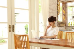 在宅ワークで高収入を得たい！自宅勤務のテレアポは稼げるの？