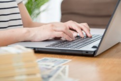 【2023年版】主婦に人気の在宅ワーク10選！初心者におすすめの仕事を中心に稼ぎやすさや難易度を徹底解説！