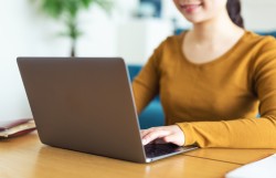 在宅ワークはどんな業務契約？業務委託の意味と注意点は